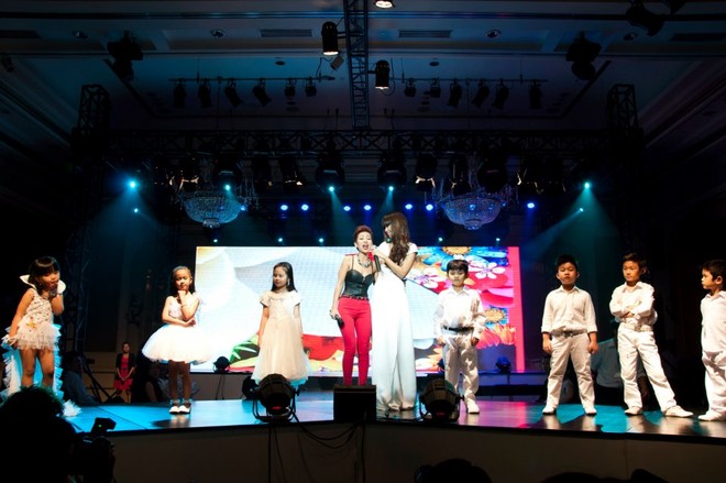 Hà Anh nóng bỏng trong mini show đầu tiên ảnh 6 Hà Anh nóng bỏng trong mini show đầu tiên ảnh 6