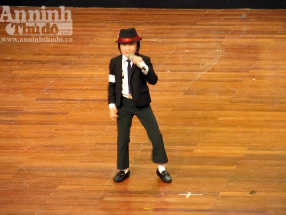 Xem chú bé 8 tuổi hát Chú ếch con và nhảy như MJ ảnh 2 Xem chú bé 8 tuổi hát Chú ếch con và nhảy như MJ ảnh 2