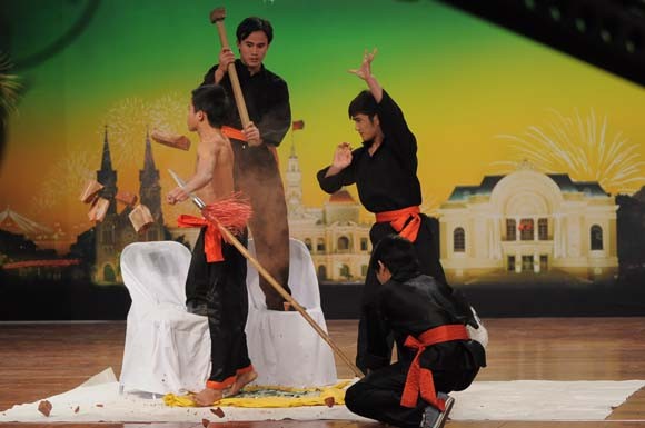 Thót tim màn đâm thương vào cổ của thí sinh Got talent ảnh 1 Thót tim màn đâm thương vào cổ của thí sinh Got talent ảnh 1