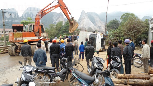 Lật xe chở gỗ, một người chết thảm ảnh 1 Lật xe chở gỗ, một người chết thảm ảnh 1