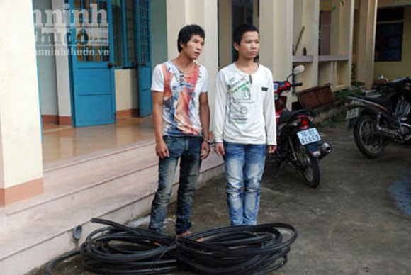 Bị truy nã vẫn lẻn về thăm vợ ảnh 2 Bị truy nã vẫn lẻn về thăm vợ ảnh 2