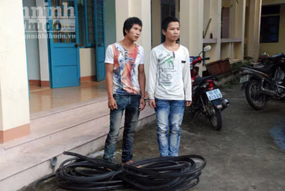 Bị truy nã vẫn lẻn về thăm vợ ảnh 2 Bị truy nã vẫn lẻn về thăm vợ ảnh 2