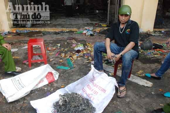 Cảnh sát bới tro tìm vàng cho tiểu thương ảnh 4 Cảnh sát bới tro tìm vàng cho tiểu thương ảnh 4