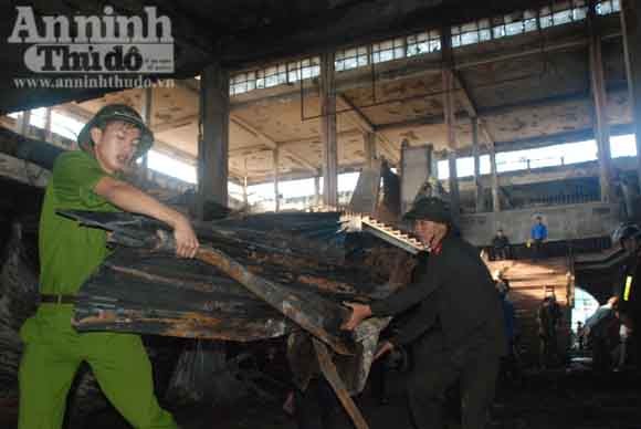 Cảnh sát bới tro tìm vàng cho tiểu thương ảnh 1 Cảnh sát bới tro tìm vàng cho tiểu thương ảnh 1