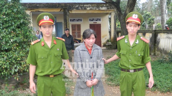 Khởi tố, bắt giam mẹ nuôi hành hạ dã man bé Thục Phi ảnh 1 Khởi tố, bắt giam mẹ nuôi hành hạ dã man bé Thục Phi ảnh 1