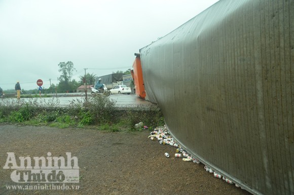 Xe container chở đầy bia đổ kềnh ra đường ảnh 2 Xe container chở đầy bia đổ kềnh ra đường ảnh 2