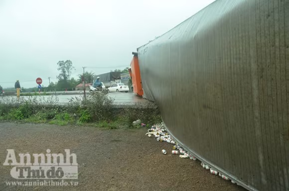 Xe container chở đầy bia đổ kềnh ra đường ảnh 2 Xe container chở đầy bia đổ kềnh ra đường ảnh 2