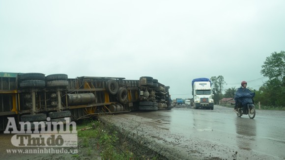 Xe container chở đầy bia đổ kềnh ra đường ảnh 3 Xe container chở đầy bia đổ kềnh ra đường ảnh 3