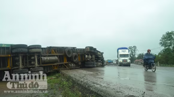 Xe container chở đầy bia đổ kềnh ra đường ảnh 3 Xe container chở đầy bia đổ kềnh ra đường ảnh 3