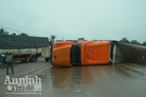 Xe container chở đầy bia đổ kềnh ra đường ảnh 1 Xe container chở đầy bia đổ kềnh ra đường ảnh 1