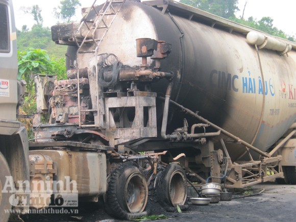 Xe đầu kéo bỗng nhiên bốc cháy khi đang đổ đèo ảnh 1 Xe đầu kéo bỗng nhiên bốc cháy khi đang đổ đèo ảnh 1