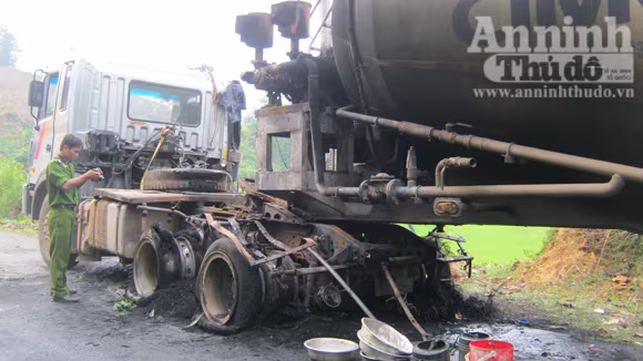 Xe đầu kéo bỗng nhiên bốc cháy khi đang đổ đèo ảnh 3 Xe đầu kéo bỗng nhiên bốc cháy khi đang đổ đèo ảnh 3