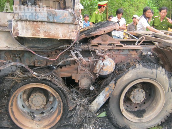 Xe đầu kéo bỗng nhiên bốc cháy khi đang đổ đèo ảnh 2 Xe đầu kéo bỗng nhiên bốc cháy khi đang đổ đèo ảnh 2