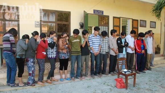 Đột kích 3 ổ đánh bạc lớn, tạm giữ hàng trăm triệu đồng ảnh 1 Đột kích 3 ổ đánh bạc lớn, tạm giữ hàng trăm triệu đồng ảnh 1