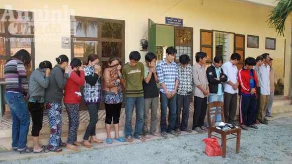 Đột kích 3 ổ đánh bạc lớn, tạm giữ hàng trăm triệu đồng ảnh 1 Đột kích 3 ổ đánh bạc lớn, tạm giữ hàng trăm triệu đồng ảnh 1