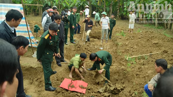 Lực lượng tìm kiếm đang tiến hành tìm kiếm hài cốt liệt sĩ Lực lượng tìm kiếm đang tiến hành tìm kiếm hài cốt liệt sĩ