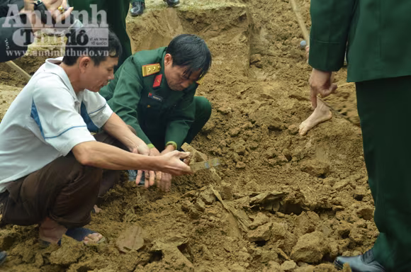 Một số di vật nằm lẫn trong lớp đất được lực lượng tìm kiếm hài cốt liệt sĩ tìm thấy Một số di vật nằm lẫn trong lớp đất được lực lượng tìm kiếm hài cốt liệt sĩ tìm thấy