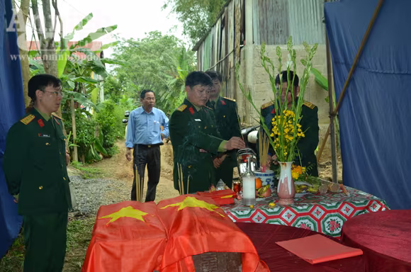 Thắp hương cho những liệt sĩ được tìm thấy Thắp hương cho những liệt sĩ được tìm thấy