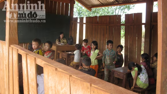 Trong khi học sinh ngồi học trên bụi và lớp học trống huếch, trống hoác Trong khi học sinh ngồi học trên bụi và lớp học trống huếch, trống hoác