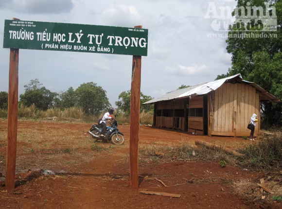 Phân hiệu Trường tiểu học Lý Tự Trọng ở buôn Xê Đăng quá tạm bợ Phân hiệu Trường tiểu học Lý Tự Trọng ở buôn Xê Đăng quá tạm bợ