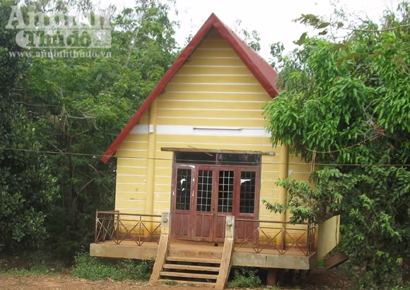 Nhà văn hoá cộng đồng buôn Triết được tận dụng làm phòng học Nhà văn hoá cộng đồng buôn Triết được tận dụng làm phòng học