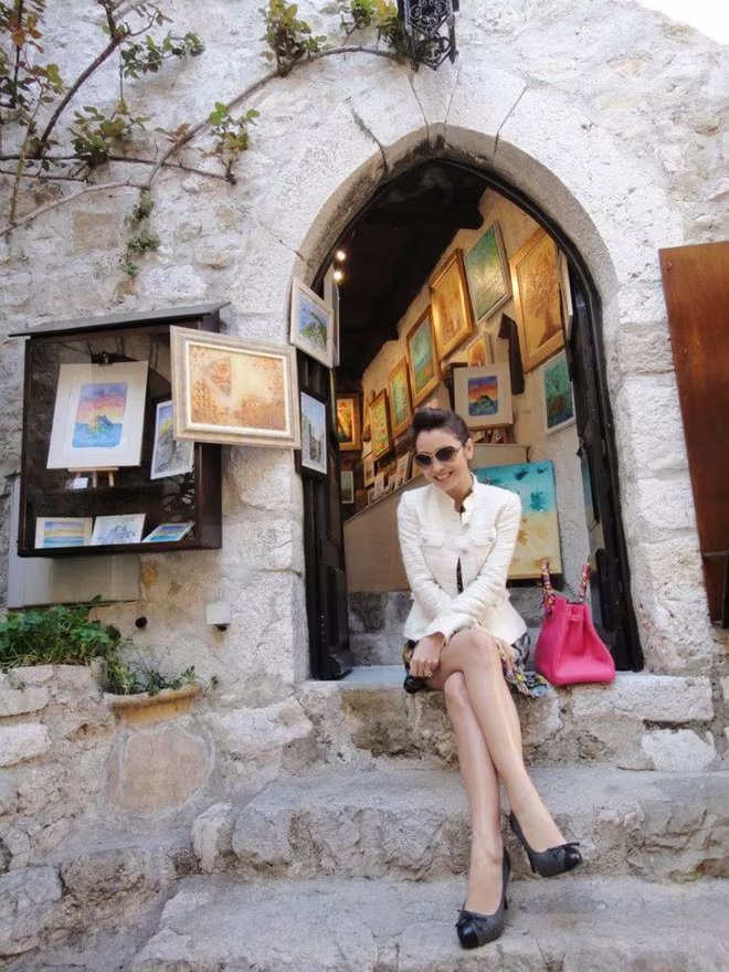 Jenni và đoàn có dịp tham dự buổi tiệc có sự hiện diện của người đứng đầu Hoàng gia Monaco - Ông hoàng Albert II và Công nương Charlene Wittstock