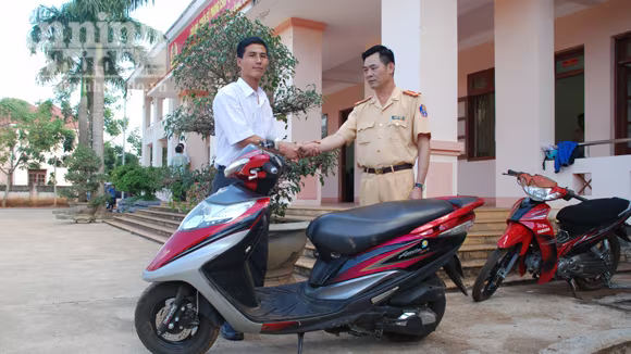 CSGT trao trả xe bị mất cắp cho người dân ảnh 1 CSGT trao trả xe bị mất cắp cho người dân ảnh 1