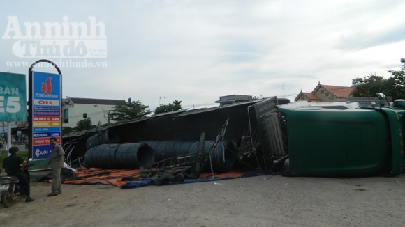 Xe container chở thép lật trước cây xăng ảnh 1 Xe container chở thép lật trước cây xăng ảnh 1