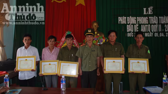 Khen thưởng người dân dũng cảm bắt đối tượng giết người cướp tài sản ảnh 1 Khen thưởng người dân dũng cảm bắt đối tượng giết người cướp tài sản ảnh 1