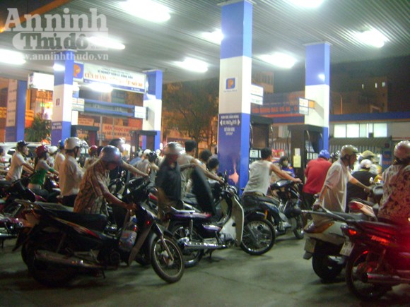 Nhốn nháo mua xăng giờ tăng giá lên 23.400 đồng/lít ảnh 2 Nhốn nháo mua xăng giờ tăng giá lên 23.400 đồng/lít ảnh 2