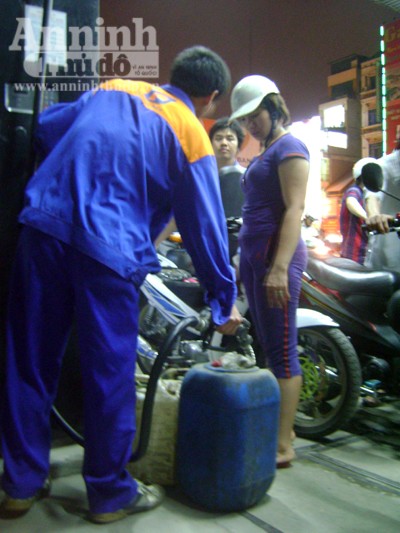 Nhốn nháo mua xăng giờ tăng giá lên 23.400 đồng/lít ảnh 9 Nhốn nháo mua xăng giờ tăng giá lên 23.400 đồng/lít ảnh 9