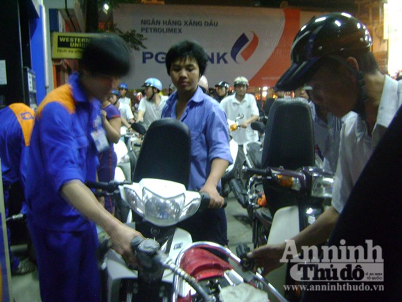 Nhốn nháo mua xăng giờ tăng giá lên 23.400 đồng/lít ảnh 19 Nhốn nháo mua xăng giờ tăng giá lên 23.400 đồng/lít ảnh 19