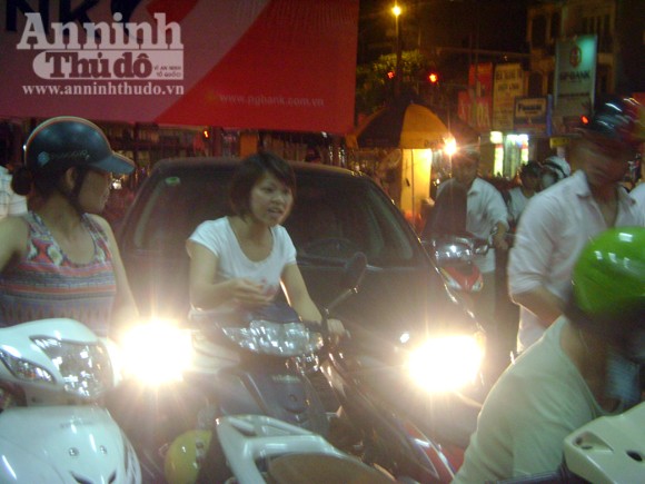 Nhốn nháo mua xăng giờ tăng giá lên 23.400 đồng/lít ảnh 12 Nhốn nháo mua xăng giờ tăng giá lên 23.400 đồng/lít ảnh 12