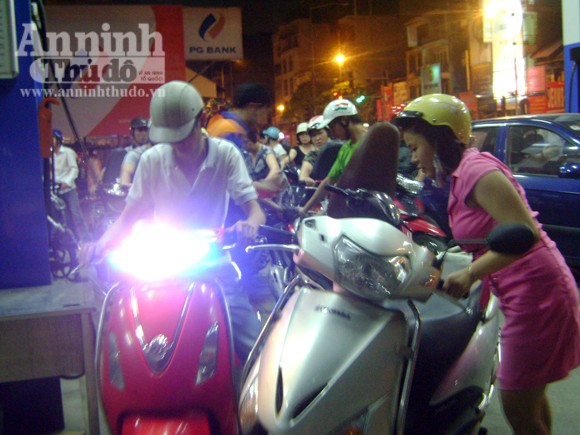 Nhốn nháo mua xăng giờ tăng giá lên 23.400 đồng/lít ảnh 3 Nhốn nháo mua xăng giờ tăng giá lên 23.400 đồng/lít ảnh 3