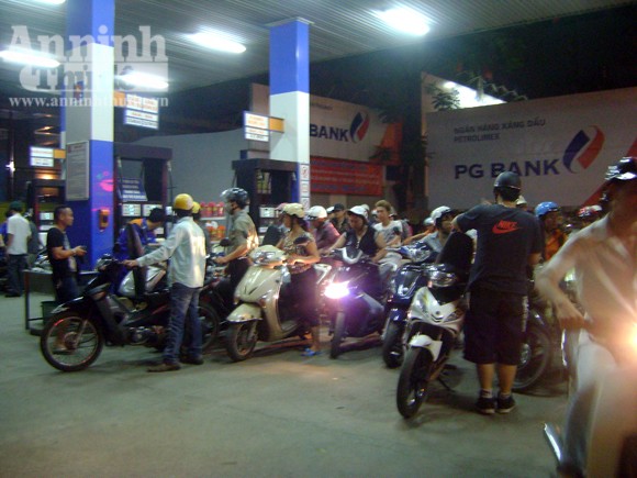 Nhốn nháo mua xăng giờ tăng giá lên 23.400 đồng/lít ảnh 1 Nhốn nháo mua xăng giờ tăng giá lên 23.400 đồng/lít ảnh 1