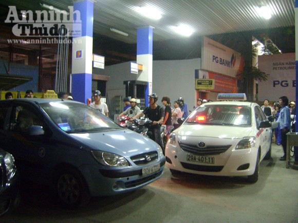 Nhốn nháo mua xăng giờ tăng giá lên 23.400 đồng/lít ảnh 8 Nhốn nháo mua xăng giờ tăng giá lên 23.400 đồng/lít ảnh 8