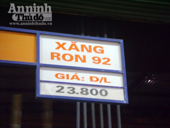 Nhốn nháo mua xăng giờ tăng giá lên 23.400 đồng/lít ảnh 16 Nhốn nháo mua xăng giờ tăng giá lên 23.400 đồng/lít ảnh 16