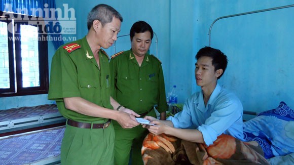 Biểu dương chiến sĩ bị thương khi bắt tội phạm ảnh 1 Biểu dương chiến sĩ bị thương khi bắt tội phạm ảnh 1