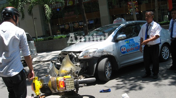 Chạy ẩu, taxi khiến một đôi nam nữ trọng thương ảnh 1 Chạy ẩu, taxi khiến một đôi nam nữ trọng thương ảnh 1