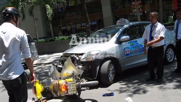 Chạy ẩu, taxi khiến một đôi nam nữ trọng thương ảnh 1 Chạy ẩu, taxi khiến một đôi nam nữ trọng thương ảnh 1
