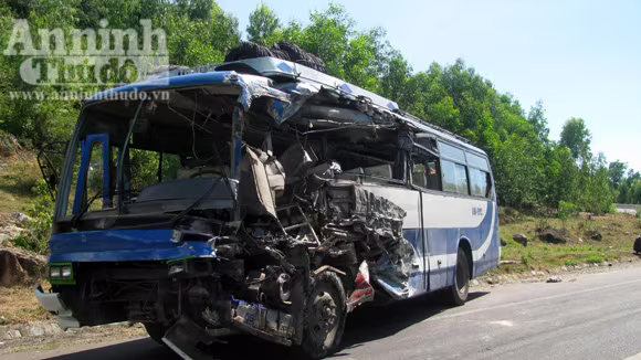 Hốt hoảng chứng kiến 2 xe khách đâm sầm vào nhau ảnh 1