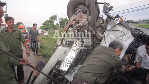 Xe tải đấu đầu, 4 người mắc kẹt trong cabin  ảnh 2