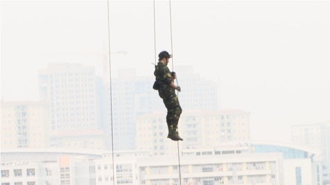 Gai người xem cảnh tuột dây từ nóc sân Mỹ Đình ảnh 6 Gai người xem cảnh tuột dây từ nóc sân Mỹ Đình ảnh 6