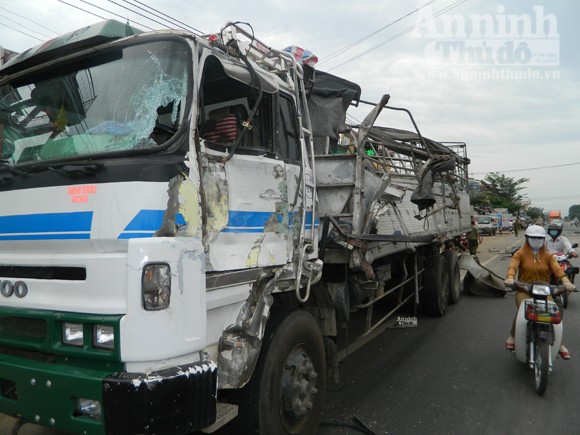 Tai nạn xe khách kinh hoàng, nhiều người bị thương ảnh 3 Tai nạn xe khách kinh hoàng, nhiều người bị thương ảnh 3