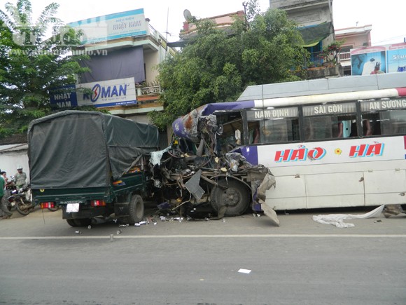 Tai nạn xe khách kinh hoàng, nhiều người bị thương ảnh 2 Tai nạn xe khách kinh hoàng, nhiều người bị thương ảnh 2