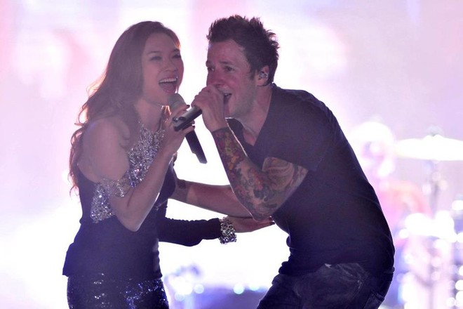 Mỹ Tâm bùng nổ bên ban nhạc rock nổi tiếng Simple Plan ảnh 4 Mỹ Tâm bùng nổ bên ban nhạc rock nổi tiếng Simple Plan ảnh 4