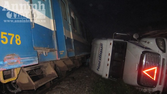 "Tê liệt" đường sắt do tàu Thống Nhất va quệt xe container ảnh 1 "Tê liệt" đường sắt do tàu Thống Nhất va quệt xe container ảnh 1