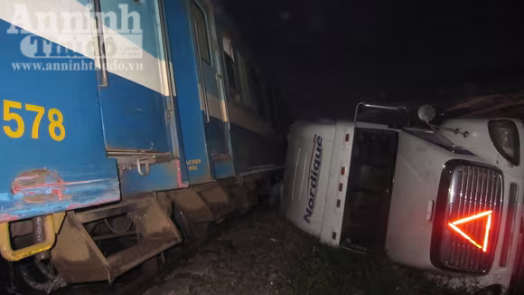 "Tê liệt" đường sắt do tàu Thống Nhất va quệt xe container ảnh 1 "Tê liệt" đường sắt do tàu Thống Nhất va quệt xe container ảnh 1