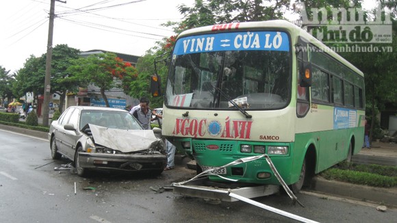 Xe buýt lao qua dải phân cách đè nát đầu xe con ảnh 1 Xe buýt lao qua dải phân cách đè nát đầu xe con ảnh 1
