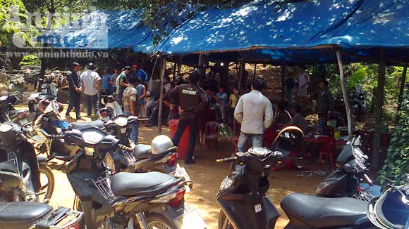 Phá trường gà lớn, tạm giữ 27 đối tượng ảnh 1